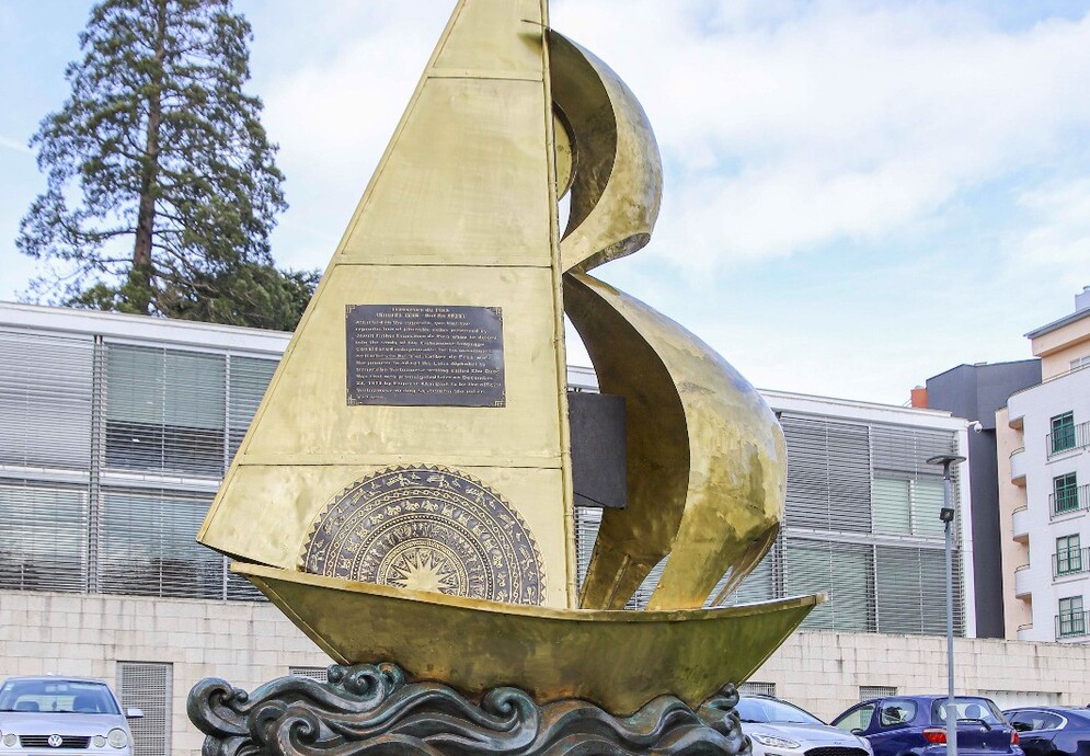 escultura estela
