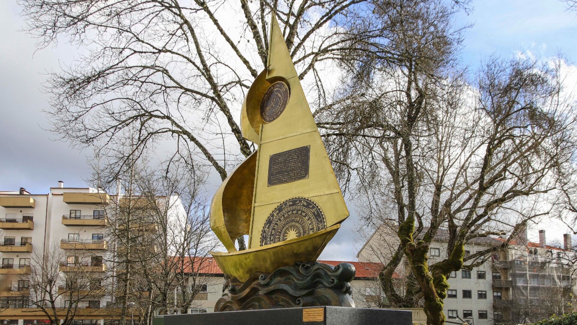 escultura estela;