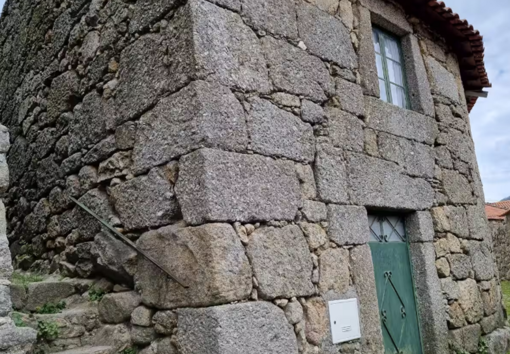fonte: casa de aldeia