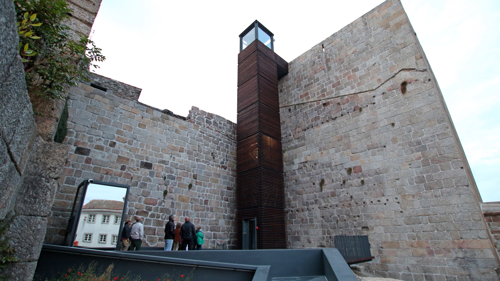 Torre dos Ferreiros (Tower of the Blacksmiths);