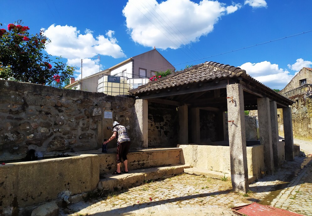 fonte: rochoso
