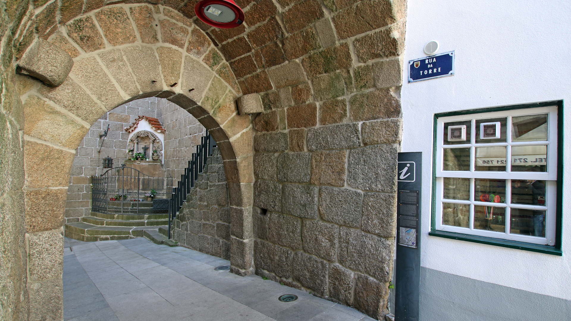 Porta dos Ferreiros (Door of the Blacksmiths);