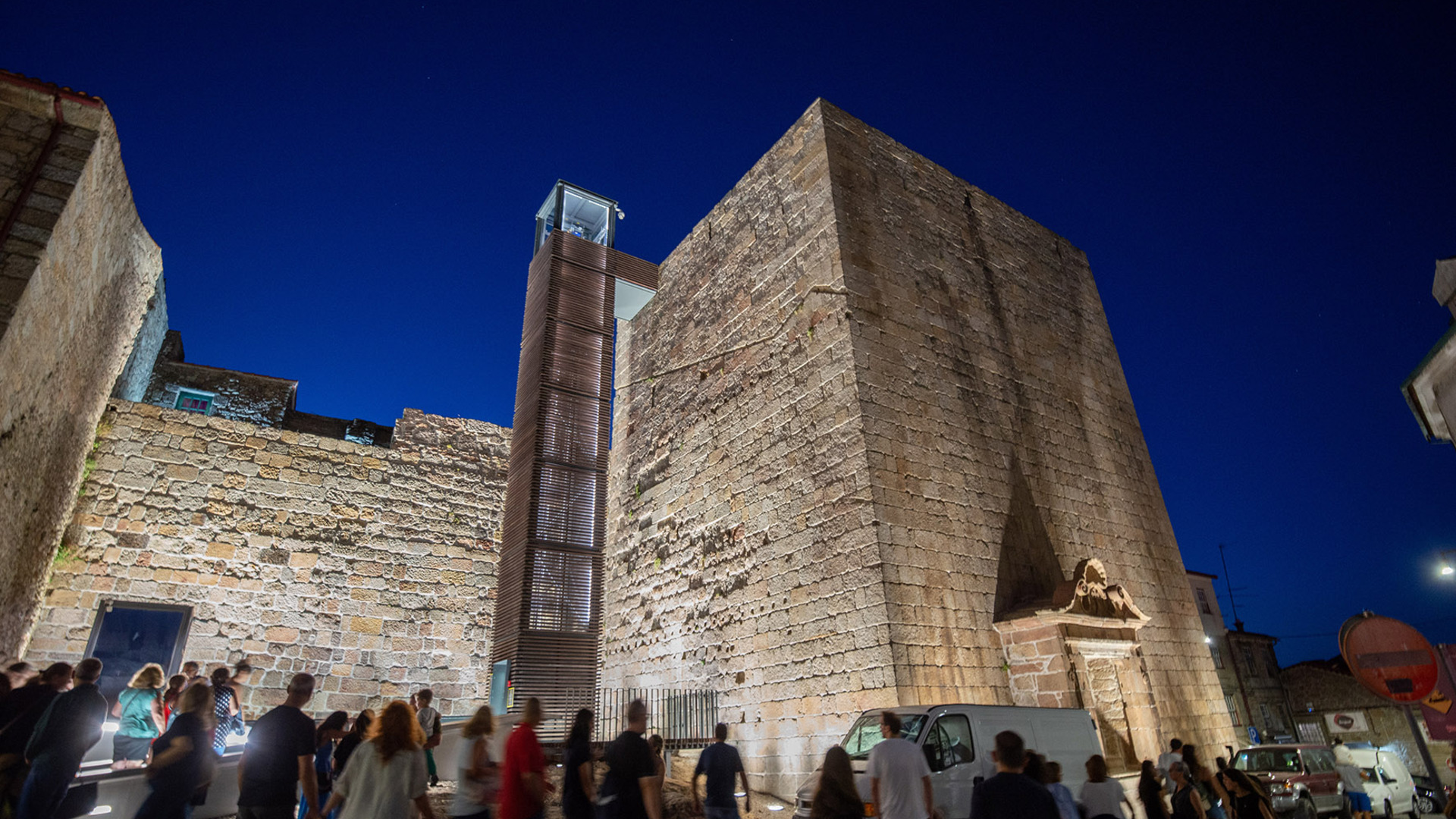 Visita noturna às Torres da Guarda;