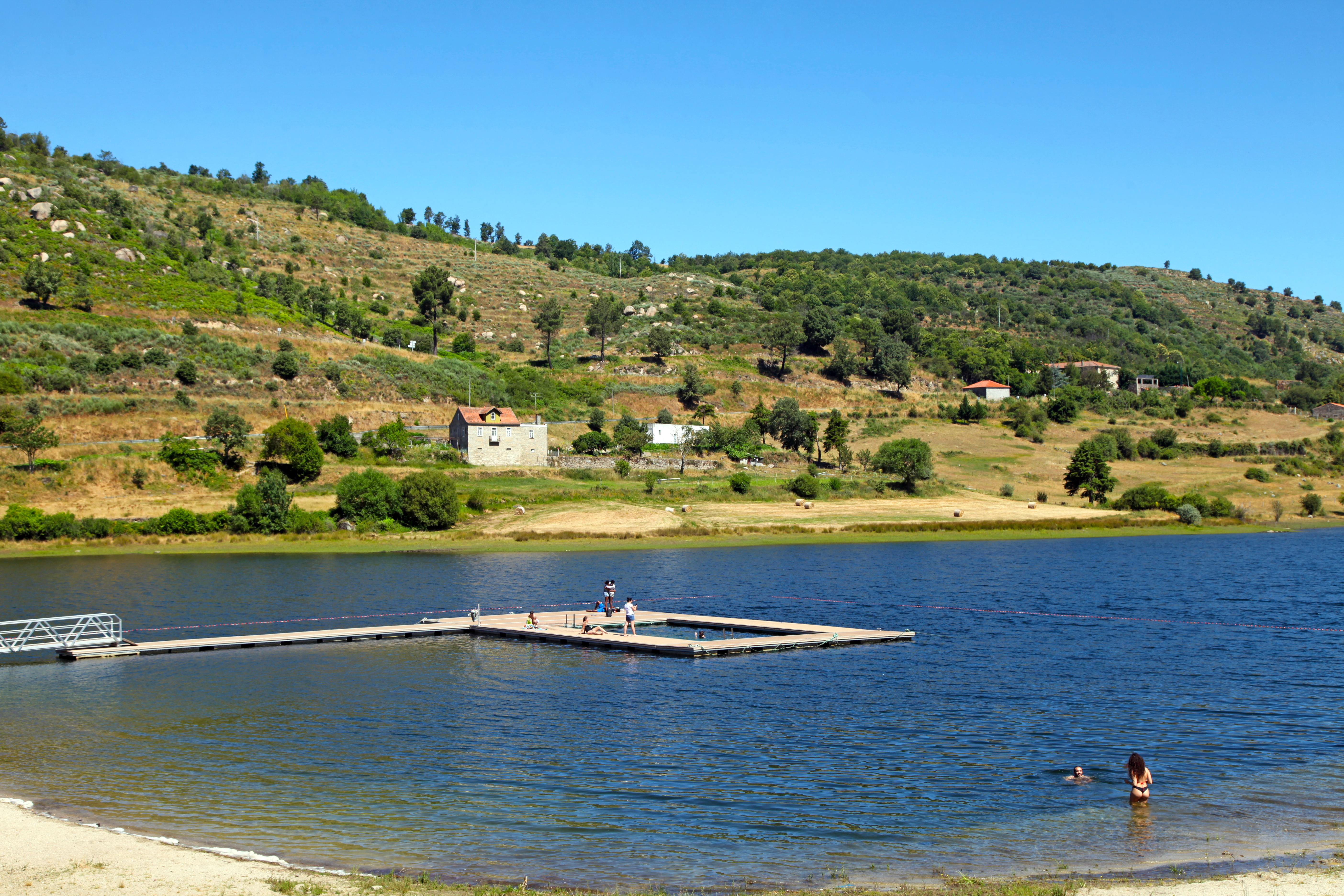 Praia Fluvial com Piscina Flutuante na Barragem do Caldeirão